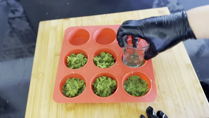 Mini cheesecakes : Disposez la pâte de kataïf dans des moules mini cakes en silicone. Préparez une pâte à cheesecake avec du fromage frais, de la crème liquide, du sucre glace, de la crème de pistache. Étalez sur la pâte de kataïf refroidie. Réfrigérez pendant 4h avant de décorer.