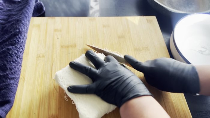 Préparation de la pâte de kataïf : Coupez les kataïf en petits morceaux. Faites fondre du beurre dans une poêle anti-adhésive, ajoutez la pâte de kataïf et faites cuire à feu moyen jusqu’à ce qu’elle soit dorée et croustillante. Laissez refroidir.