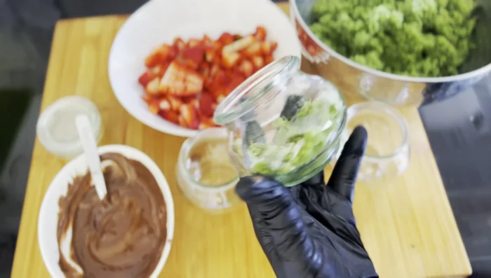 Verines fraises-pistache : Coupez des fraises en petits morceaux. Dans des verrines, mettez de la pâte de kataïf à la pistache, des fraises et du chocolat fondu.