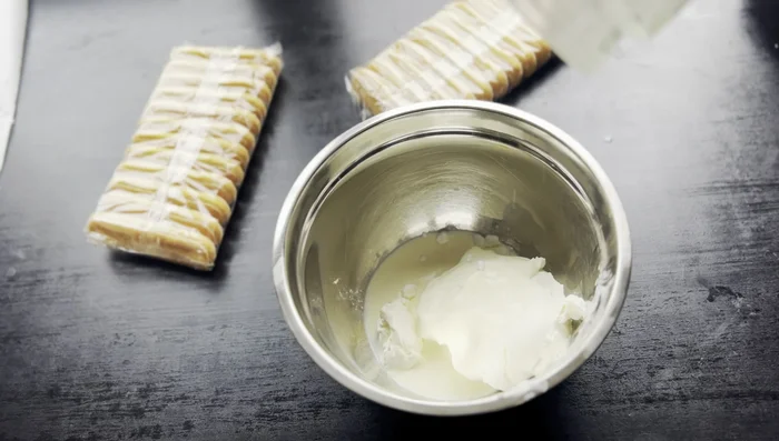 Tiramisu inspiré : Préparez une crème avec du mascarpone, de la crème liquide et du sucre glace. Incorporez la crème de pistache à la kataïf. Montez un tiramisu en alternant boudoirs (légèrement imbibés de lait froid) et la crème. Réfrigérez pendant 4h avant de décorer.