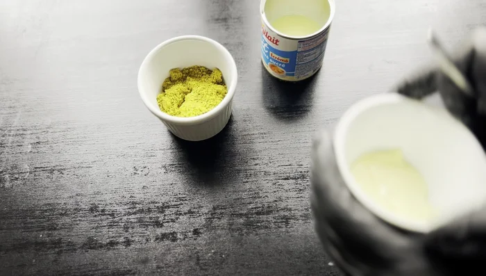 Préparation de la crème de pistache : Faites fondre du chocolat blanc au bain-marie. Ajoutez de la poudre de pistache et du lait concentré sucré. Mélangez. (Optionnel: Préparez votre propre crème en ajoutant un peu de colorant vert ou d’arôme de pistache).