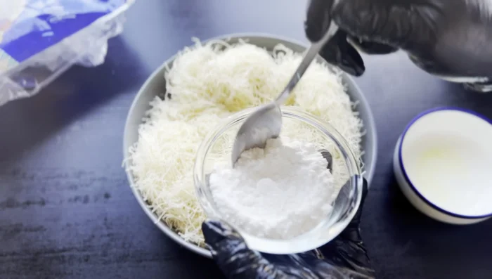 Kataïf au miel : Imprégnez des morceaux de kataïf avec du beurre fondu et du sucre. Disposez-les dans des moules magiques et faites cuire au four à 180°C pendant 25-30 minutes. Arrosez de miel fondu chaud à la sortie du four. Retournez-les, décorez avec la crème mascarpone-pistache et du chocolat fondu (blanc et noir).