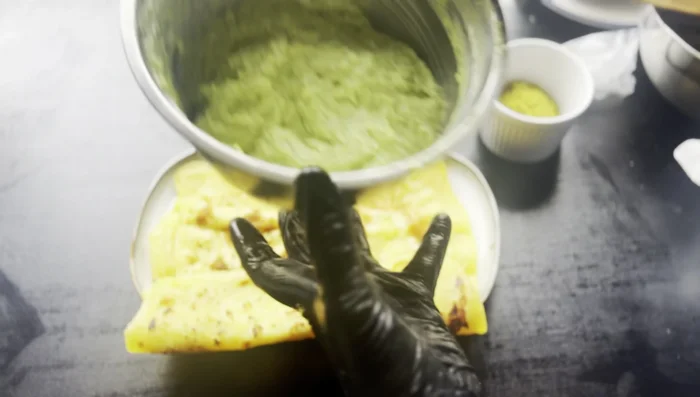 Sambousek à la pistache : Farcissez des feuilles de pâte filo avec la préparation mascarpone-pistache. Roulez, coupez, décorez de chocolat et de pistaches concassées.