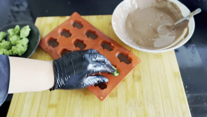 Mini chocolats : Dans des moules individuels, mettez une couche de chocolat fondu, puis la pâte de kataïf à la pistache, et enfin une autre couche de chocolat. Laissez refroidir au frais (2-3h).