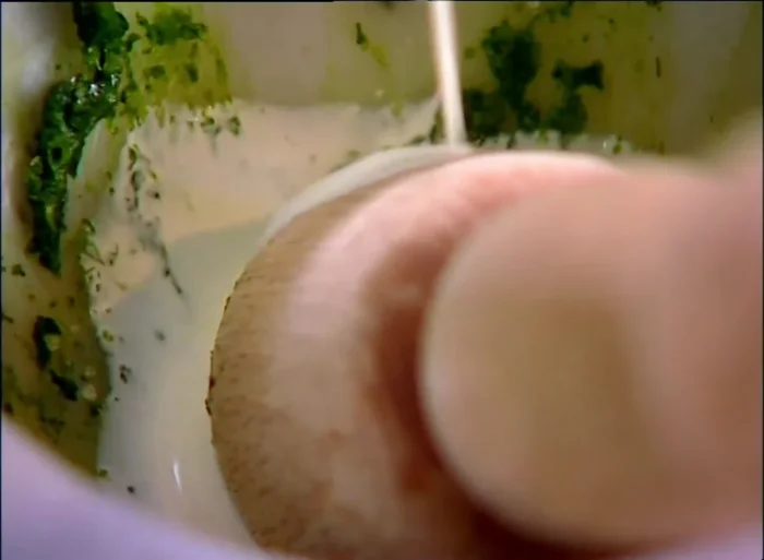 Mélanger l'estragon écrasé avec 2 cuillères à soupe de crème fraîche.