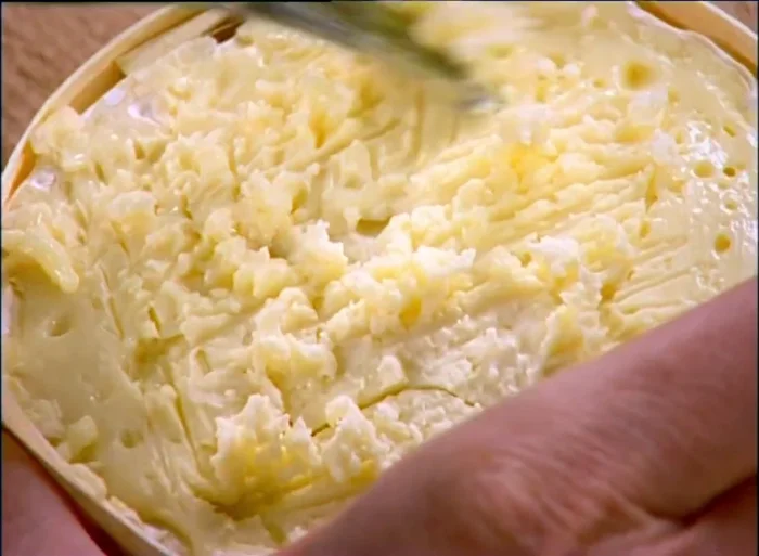 Faire des petites incisions sur la surface de la moitié de camembert.