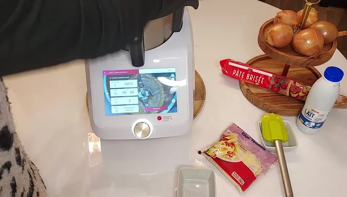 Ajouter 500g de lait, cuire à 100° pendant 6 minutes à vitesse 2.