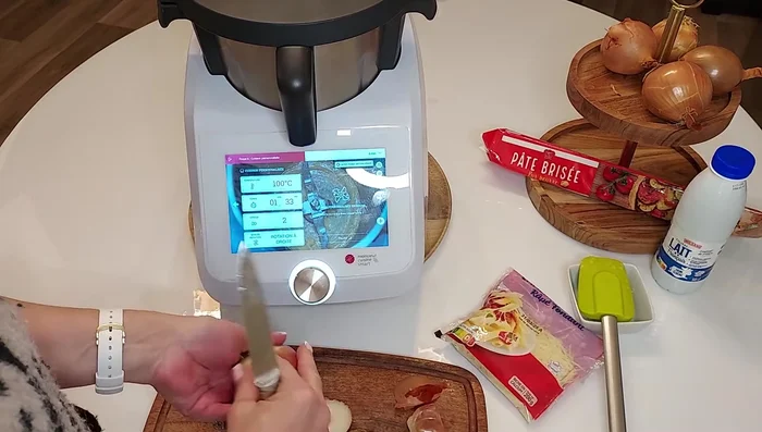 Éplucher et couper les oignons en quatre.