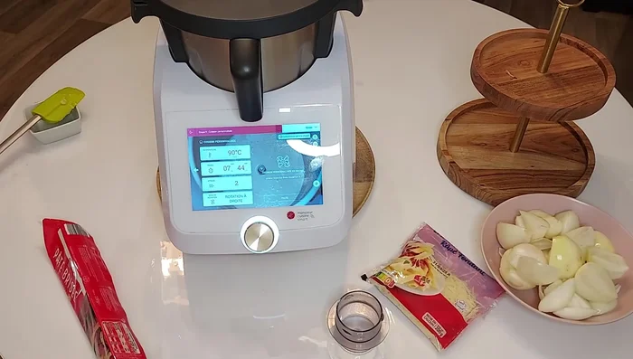 Ajouter du sel, du poivre et 2 poignées de fromage râpé. Mélanger 5 secondes à vitesse 5.