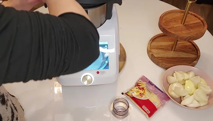 Étaler la pâte brisée (ou feuilletée) dans un plat à tarte. Verser la préparation aux oignons sur la pâte.