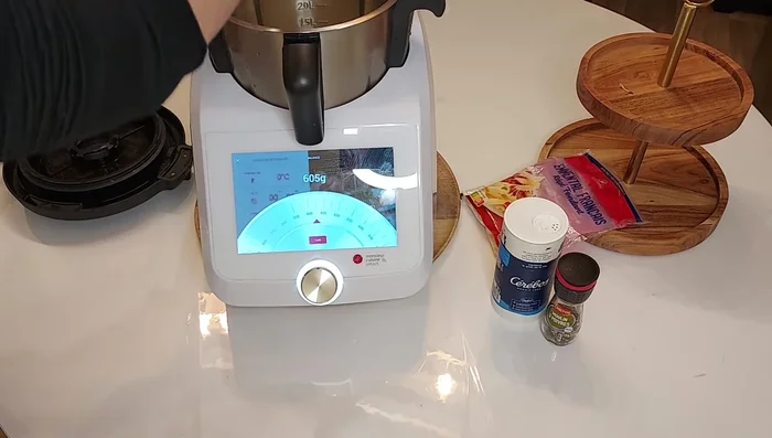 Émincer les oignons au Monsieur Cuisine : programme cuisson personnalisée, 20 secondes à vitesse 5 (ou 10 secondes).