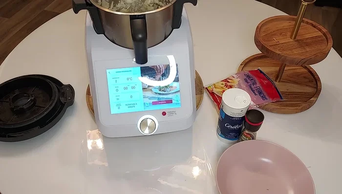 Faire revenir les oignons dans 20g de beurre au Monsieur Cuisine en mode "saisir" pendant 7 minutes (ou plus si besoin).