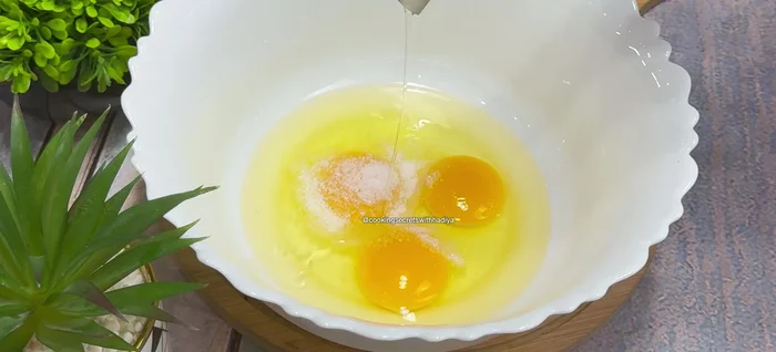 Préparer la pâte à crêpes en mélangeant les œufs, le sel, l'huile, la farine et le lait jusqu'à obtenir une pâte lisse.