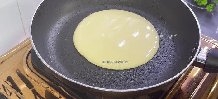 Faire cuire les crêpes dans une poêle antiadhésive légèrement huilée, en versant une petite quantité de pâte à chaque fois et en les faisant cuire des deux côtés jusqu'à ce qu'elles soient dorées.