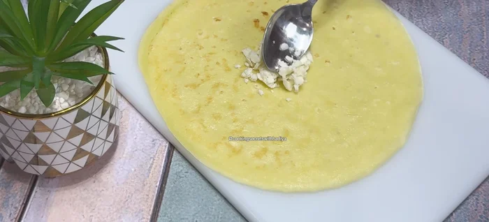Assembler les crêpes : étaler une crêpe, ajouter du fromage mozzarella, puis le poulet Tikka. Plier la crêpe en deux ou en quatre, en utilisant la pâte à crêpe restante pour sceller les bords.