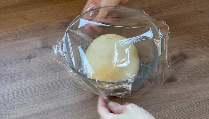 Formez une boule avec la pâte et laissez-la pousser dans un endroit chaud (recouverte de film alimentaire) pendant 1h30, jusqu'à ce qu'elle double de volume.