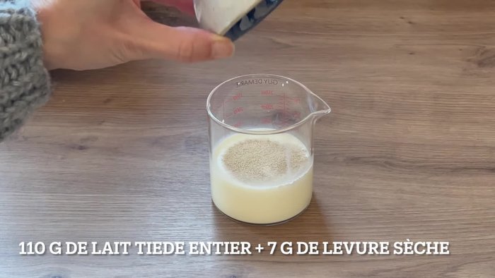 Mélangez la levure de boulanger dans du lait tiède (légèrement tiédi, pas trop chaud) pendant une dizaine de minutes.