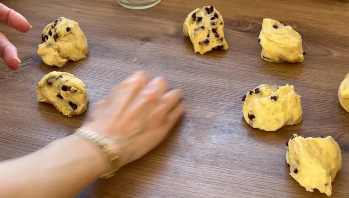 Formez les petites brioches en tournant la pâte dans la paume de votre main.