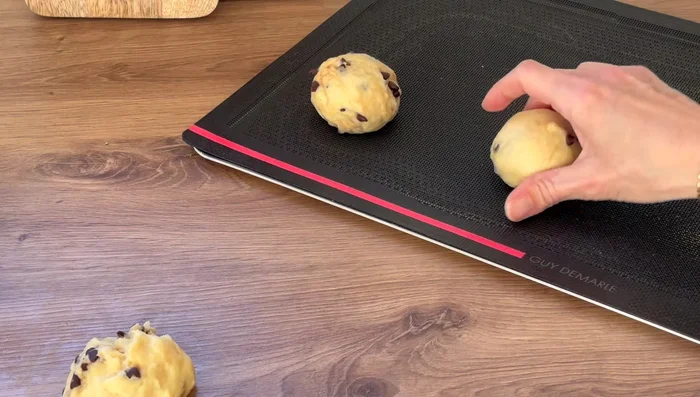 Placez les brioches sur une plaque de cuisson recouverte de papier sulfurisé ou d'un tapis de cuisson. Laissez pousser à nouveau pendant 45 minutes.