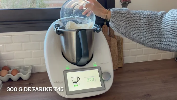 Ajoutez la farine, le sirop d'agave (ou d'érable, ou miel), l’œuf, l'huile de tournesol et le sel dans un robot pâtissier. Pétrissez pendant 7 minutes (ou 10 minutes à la main).