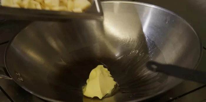Préparer une purée de racines de persil : cuire à la vapeur, puis faire revenir au beurre noisette avec une gousse d’ail écrasée, du sel et du poivre. (153.879)