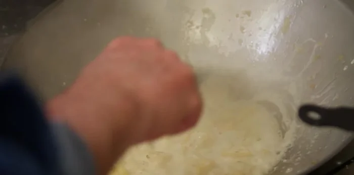 Ajouter de la crème fraîche, déglacer et mixer finement la purée. (202.799)