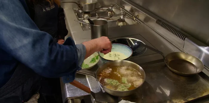 Frire également des branches de persil dans la tempura. (370.919)