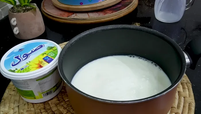 Ajouter une grosse cuillère de lait et une grande louche de maïzena.