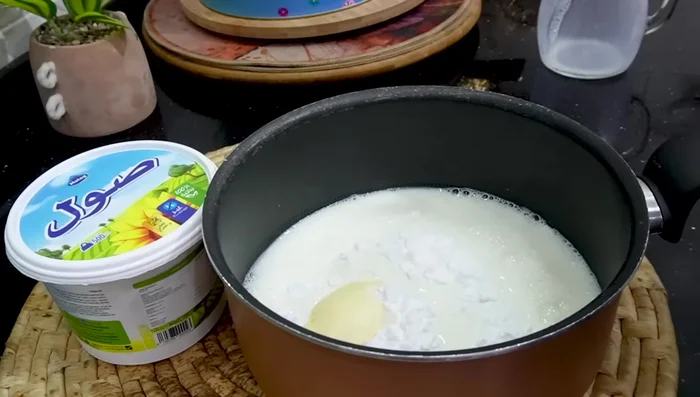 Ajouter de la margarine et du fromage.