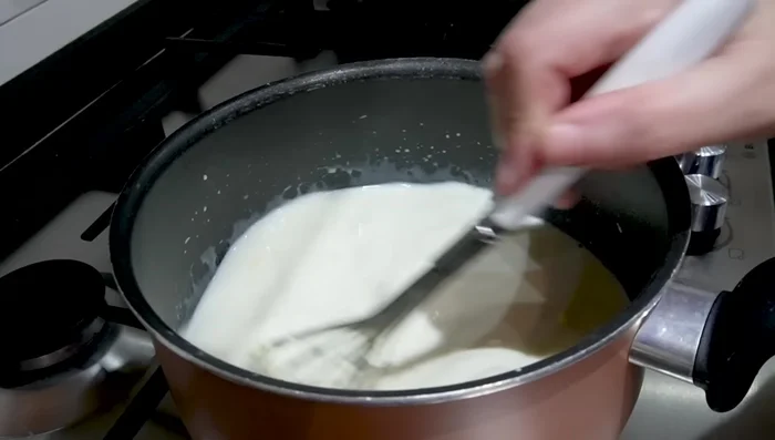 Bien mélanger jusqu'à ce que la crème épaississe.