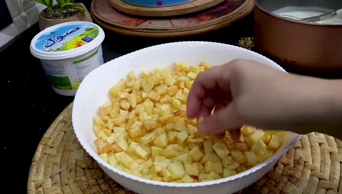 Ajouter des pommes de terre coupées en petits carrés et préalablement frites.