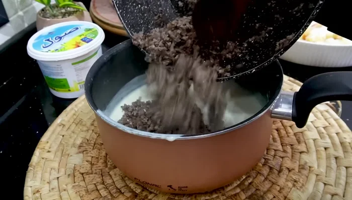 Mélanger le tout et laisser cuire jusqu'à ce que la crème soit bien cuite et que les oignons soient fondus.