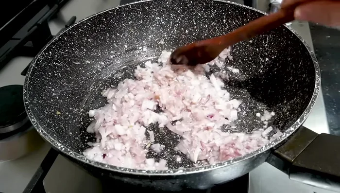 Faire revenir finement des oignons hachés dans de l'huile.