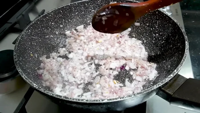 Ajouter du poulet (en grande quantité) et bien le faire revenir.