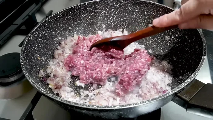 Ajouter le bouillon, assaisonner de sel et de poivre.