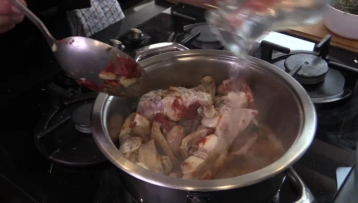 Déglacez au vin blanc.