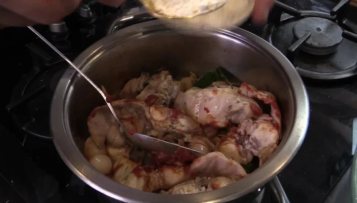 Mélangez et ajoutez 2 cuillères à soupe de farine.
