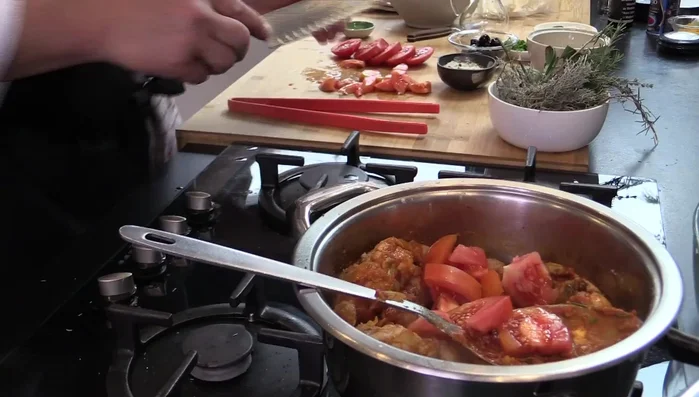 Ajoutez la moitié des tomates fraîches.