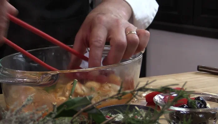 Disposez le reste des tranches de tomates sur le dessus du plat.