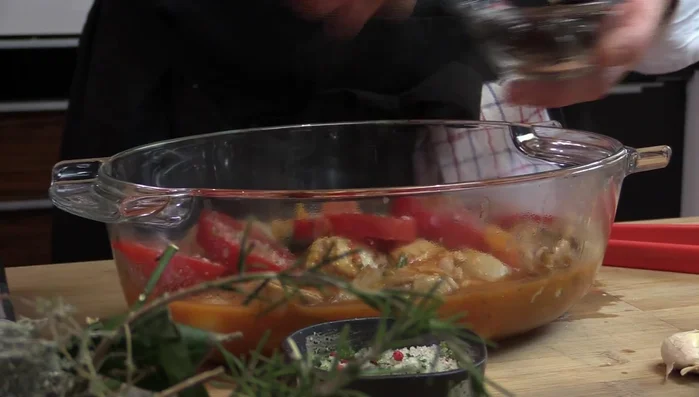 Parsemez d'olives grecques et de persil.