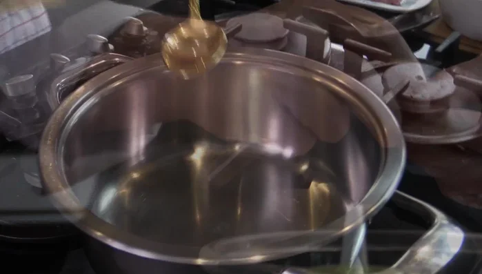 Dans une sauteuse, faites chauffer une cuillère à soupe d'huile d'olive.
