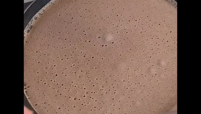Cuire les crêpes comme des crêpes normales.
