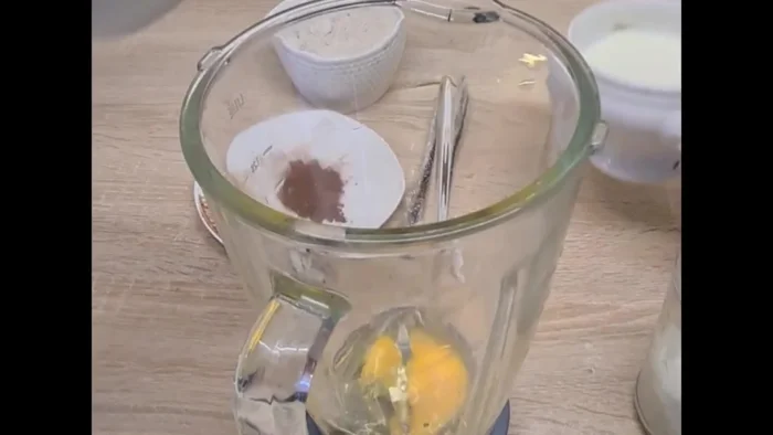 Dans un récipient, mélanger les œufs, le lait, l'eau, le sel, l'huile d'olive, le cacao en poudre et la farine de sarrasin.