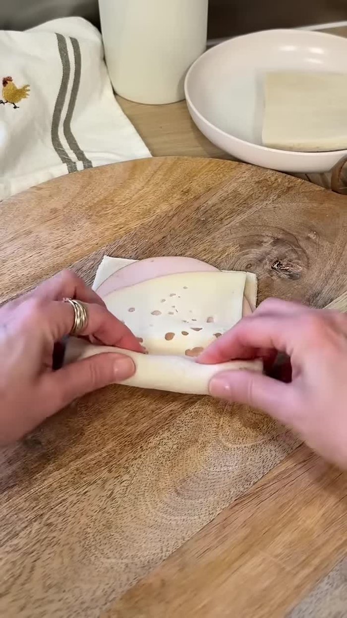 Mettez une tranche de jambon ou de poulet et une tranche de fromage sur chaque tranche de pain.