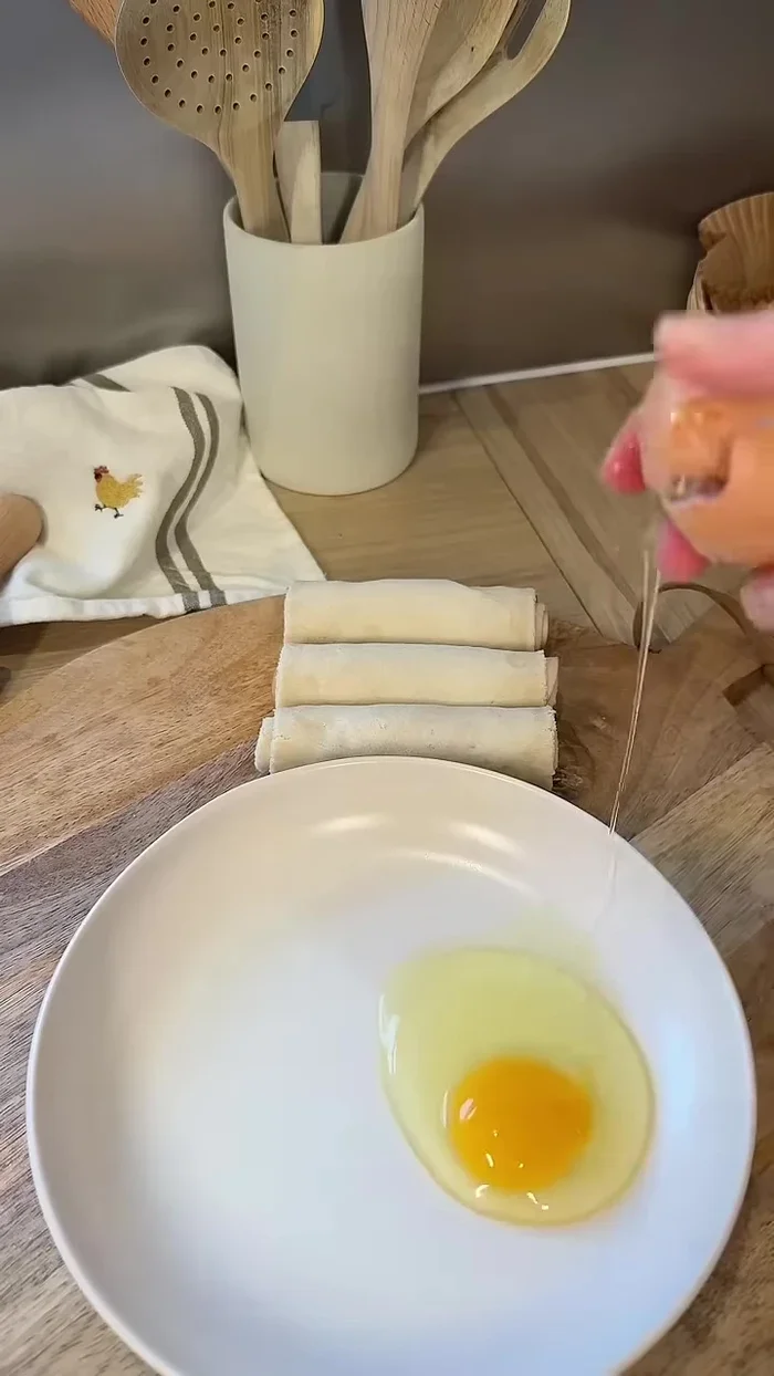 Dans une assiette, battez un œuf. Ajoutez du paprika, du sel et du poivre.