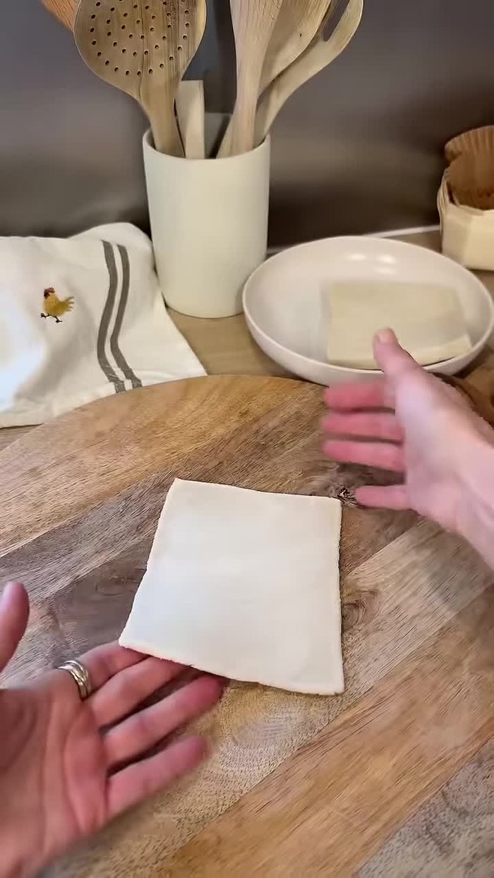Aplatissez les tranches de pain de mie avec un rouleau à pâtisserie.