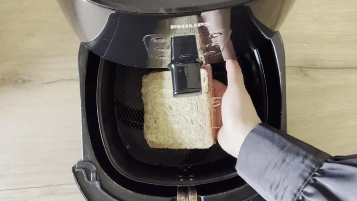 Faire cuire dans l'air fryer face beurrée au-dessus pendant 5 minutes.