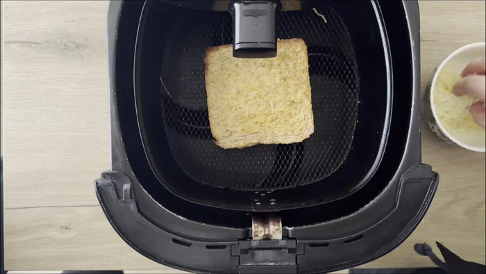 Retourner le croque monsieur et cuire une minute supplémentaire pour un effet gratiné.