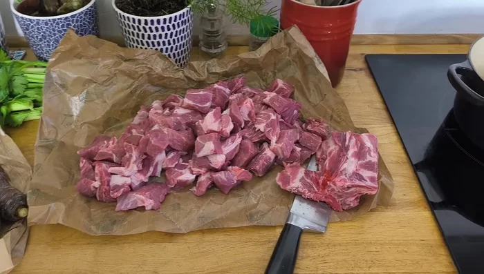 Couper la viande de porc en morceaux. Retirer les os et les réserver pour plus de saveur dans le bouillon (facultatif).