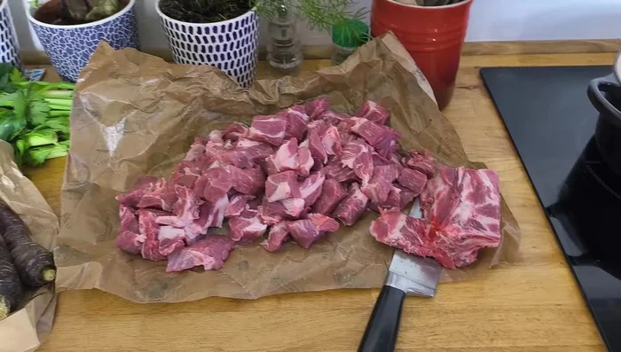 Laver et couper les légumes : oignons, carottes, céleri, carottes violettes.